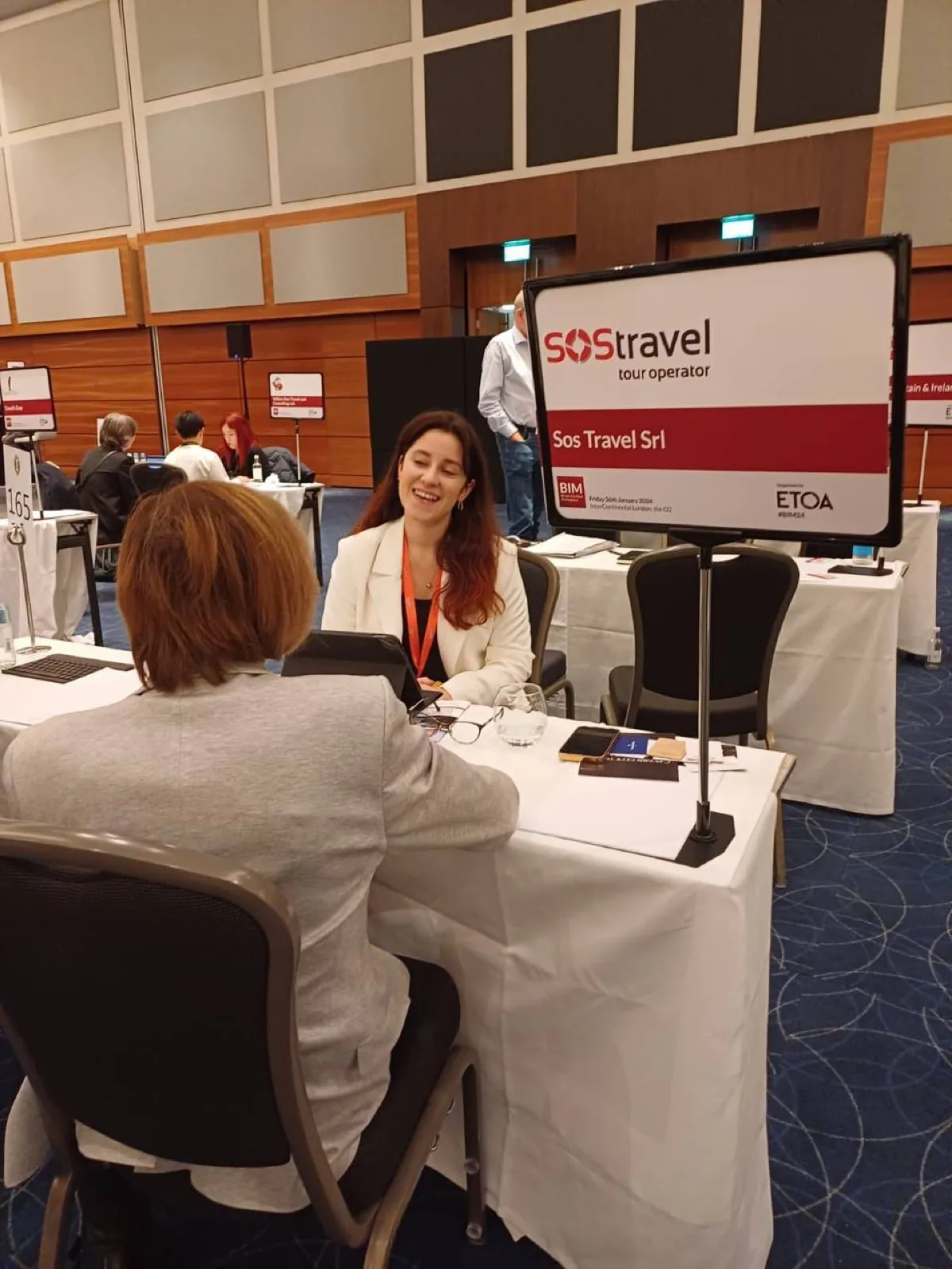 Wanesa Kowal allo stand SOS Travel durante lo showcase VisitBritain 2024 a Londra