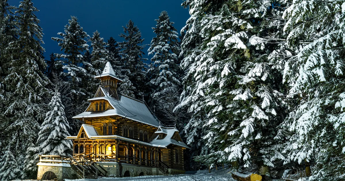 Chiesa in legno di Zakopane innevata durante l'inverno