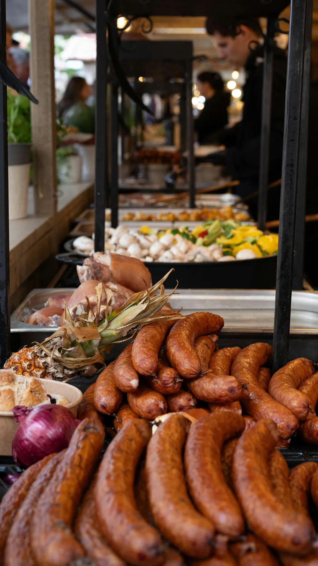 Salsicce e prodotti tipici polacchi al mercato di Cracovia