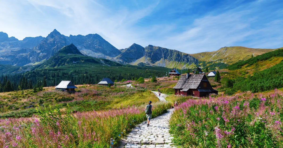 Monti Tatra della Małopolska con sentiero e case tradizionali in legno