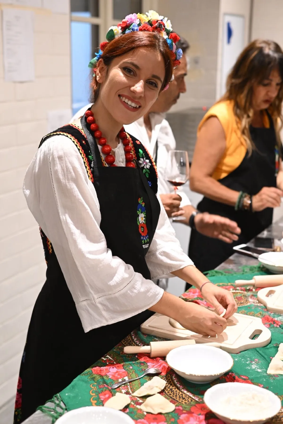 Wanesa Kowal in abito tradizionale polacco durante il workshop di preparazione dei pierogi